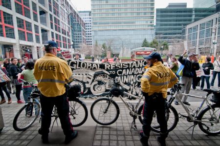 A larger police presence than previous years guarded the meeting, keeping activists to the last 10 inches of sidewalk. One part of the international apparatus protecting mining corporations. (photo: Allan Lissner)