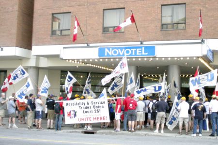 PHOTO UNITE HERE Rally at Ottawa Novotel, May 20