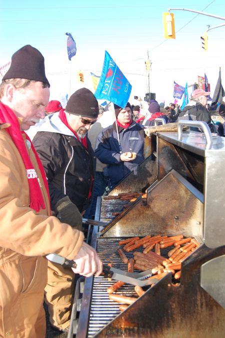 Workers grill up hotdogs for 1,000 pickets outside the front gate of Electro-Motive Diesel in London, Ont. on Jan. 21 Photo: Mick Sweetman